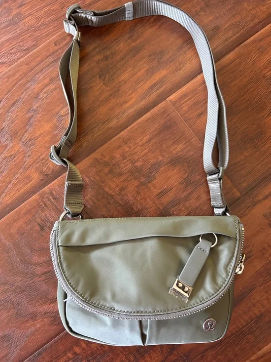 LULULEMON NWOT All Night Festival Olive Crossbody BAG - Picture 4 of 5
